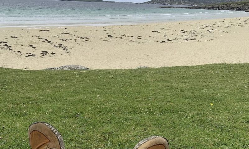 Would you like to dip your toes into the turquoise sea on Harris? 🌊⁠ ⁠ 📷 by @haggisrich ⁠