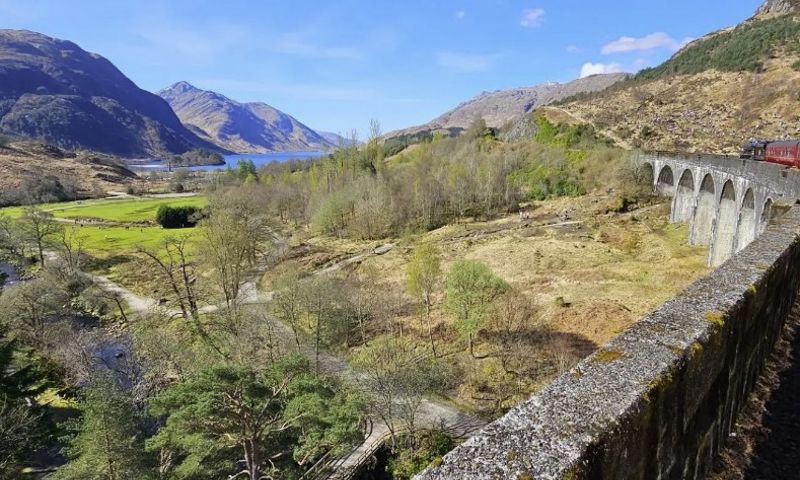 "Having a great time on the #JacobiteSteamTrain with @highextours ! 🏴󠁧󠁢󠁳󠁣󠁴󠁿🚂"⁠ ⁠