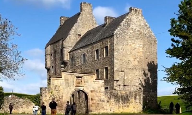 “Take me home to Lallybroch” 🏴󠁧󠁢󠁳󠁣󠁴󠁿✨  On our Outlander Explorer trip from Edinburgh, Midhope Castle is one of our first exciting stops of the day. 