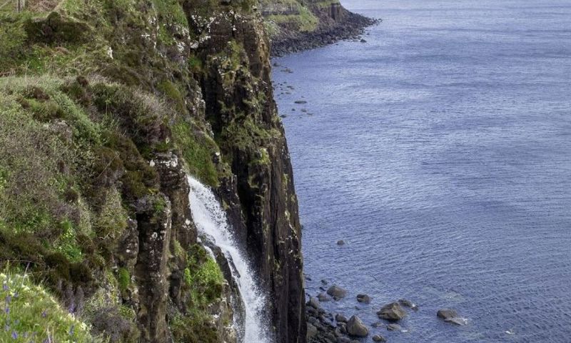 📸 by @aprilroseadventure and @codepodhostels at Kilt Rock on Isle of Skye⁠