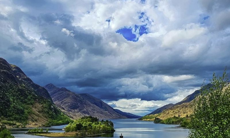 @shiv_rr captured this breathtaking shot on tour recently. This freshwater gem stretches over 17 miles, surrounded by ancient woodlands and historic Jacobite sites. A true Highland gem! 🏞️